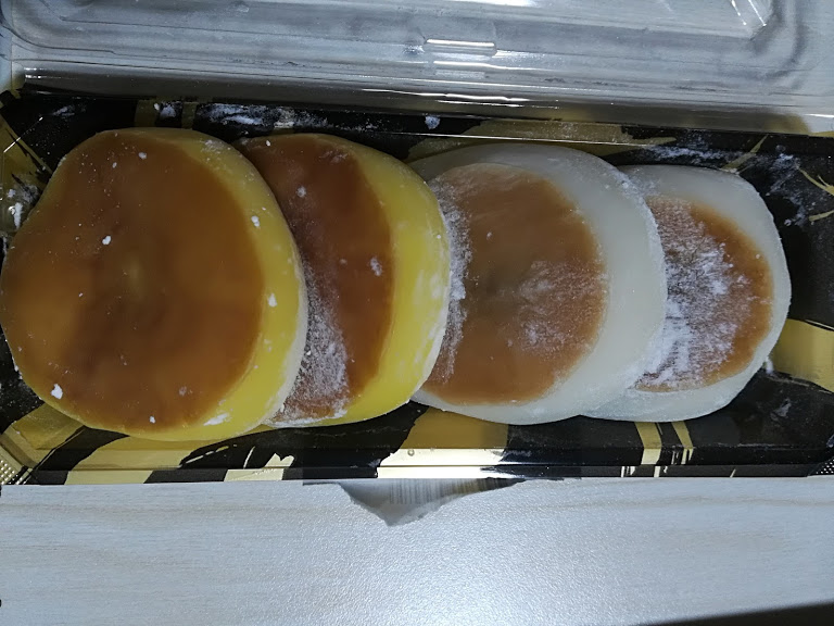 焼き大福(明日香食品)はみたらしと芋あんの2種類セットで明日香食品という和菓子会社が東日本地区限定商品として提供